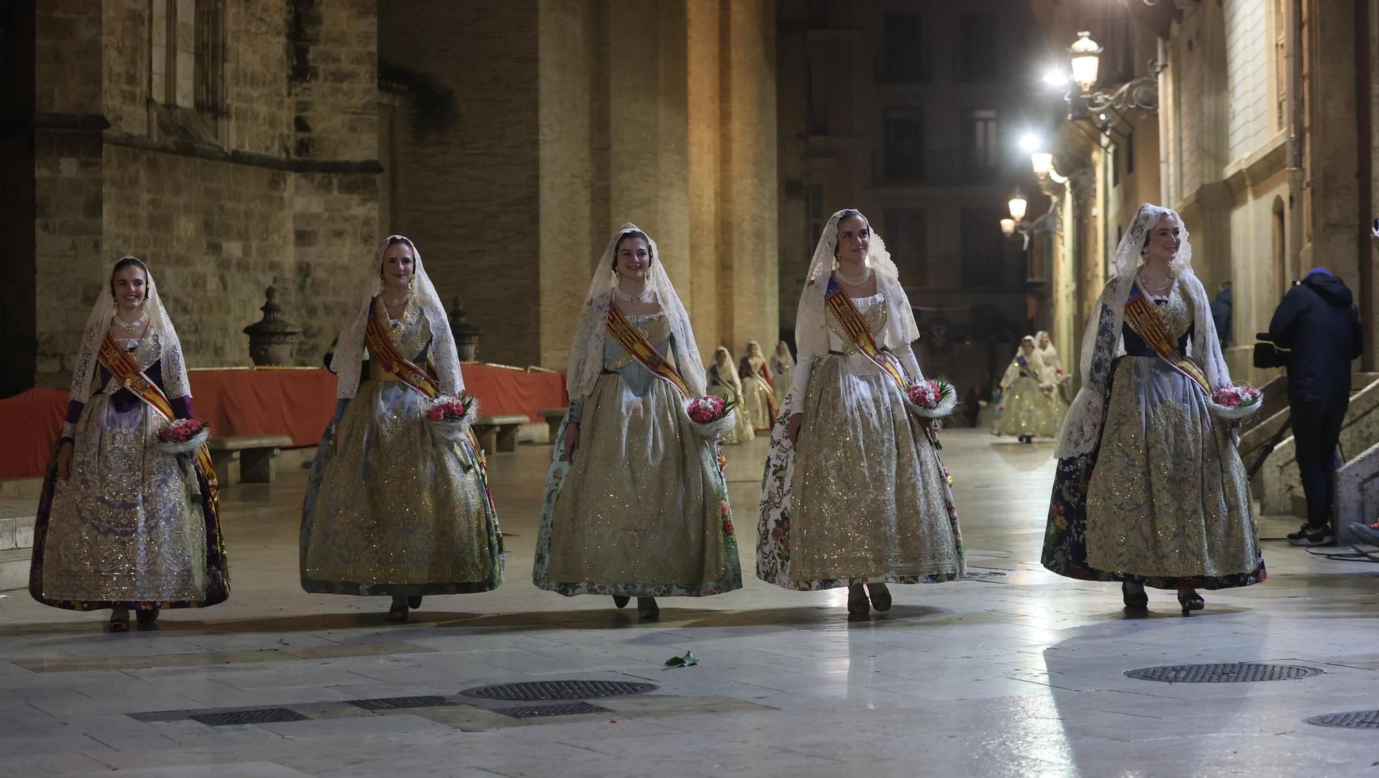 La Fallera Mayor Infantil de València desfila ante la virgen