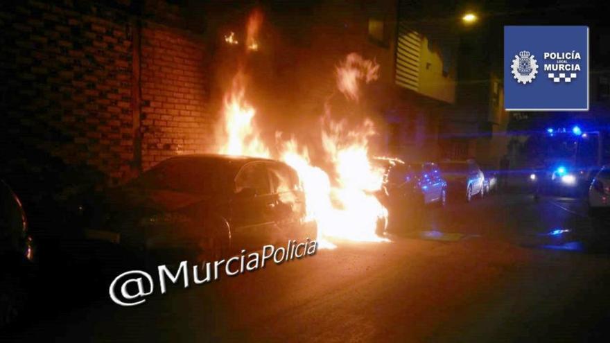 Se incendia un vehículo en el Progreso y las llamas afectan a otros 2