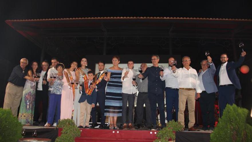 El brindis final fue realizado por la alcaldesa de Jumilla, acompañada en el escenario por los representantes de los colectivos relacionados con el vino y municipios de la DOP Jumilla. | L.O.