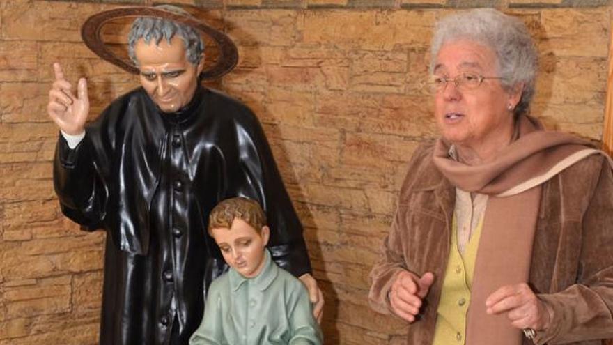 Satisfacción. La recuperación de la talla ha llenado de gozo y satisfacción a la comunidad educativa. Arriba, la escultura de Don Bosco con Santo Domingo Savio en su nuevo emplazamiento junto a sor Pilar Rivero, religiosa salesiana.