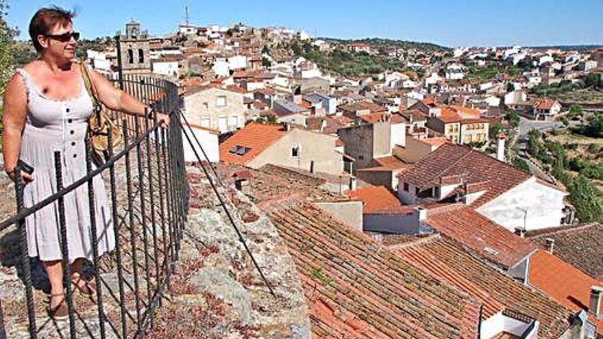 Una visitante contempla el paisaje de Fermoselle desde el mirador del Castillo.