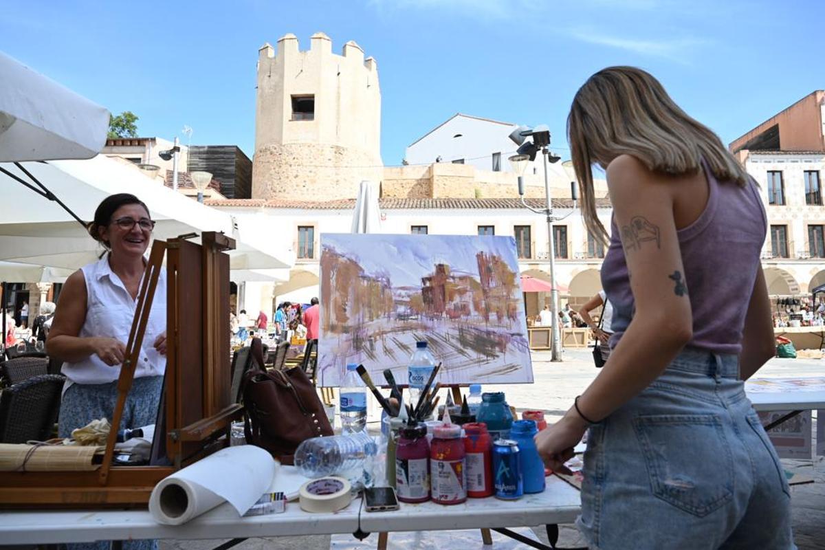 Una artista pinta en la plaza Alta.