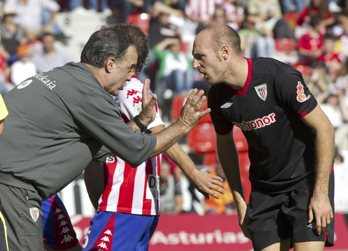 El entrenador del Athletic de Bilbao, Marcelo Bielsa (i), da instrucciones a Gaizka Toquerdo durante el partido disputado en la 2011/2012.