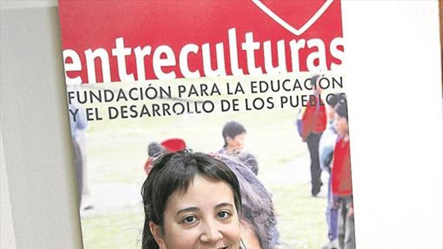 María Pérez: «La Silla Roja es el símbolo de una realidad mundial»