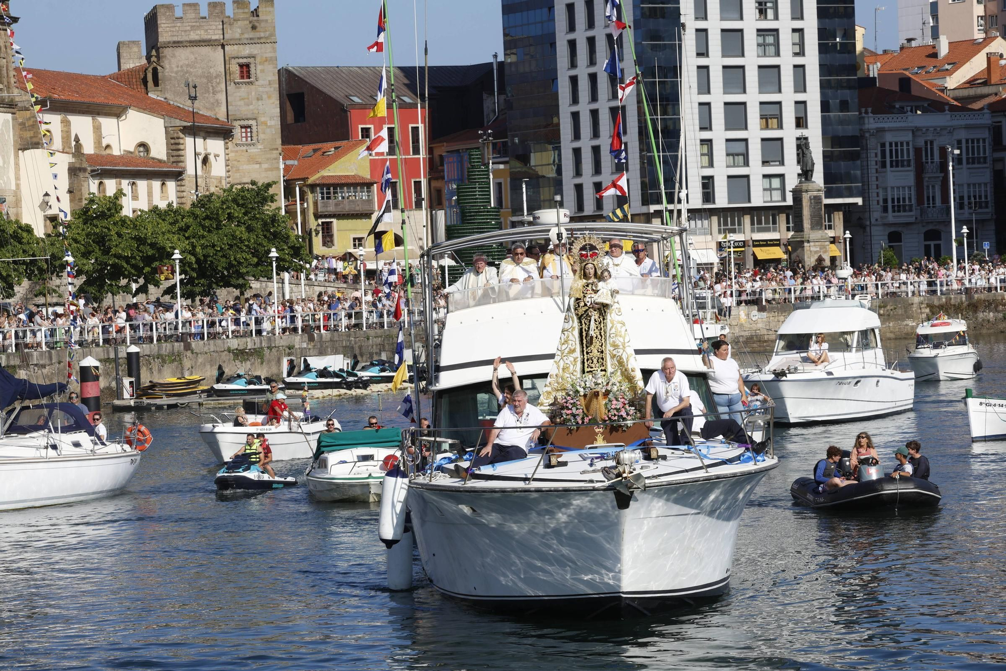 En imágenes: así fue la procesión marinera del Carmen en Gijón