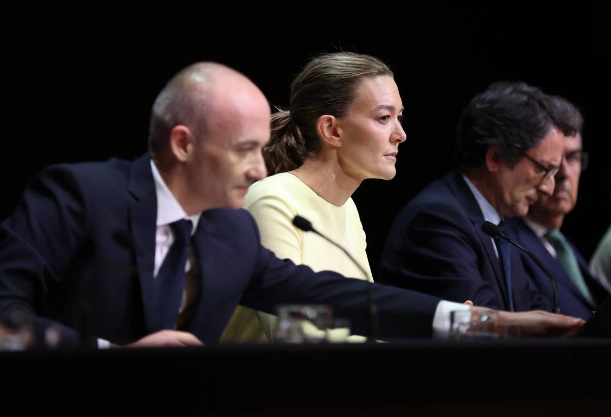 Óscar Garcí­a Maceiras, Marta Ortega y Javier Monteoliva, en la última junta de accionistas de Inditex