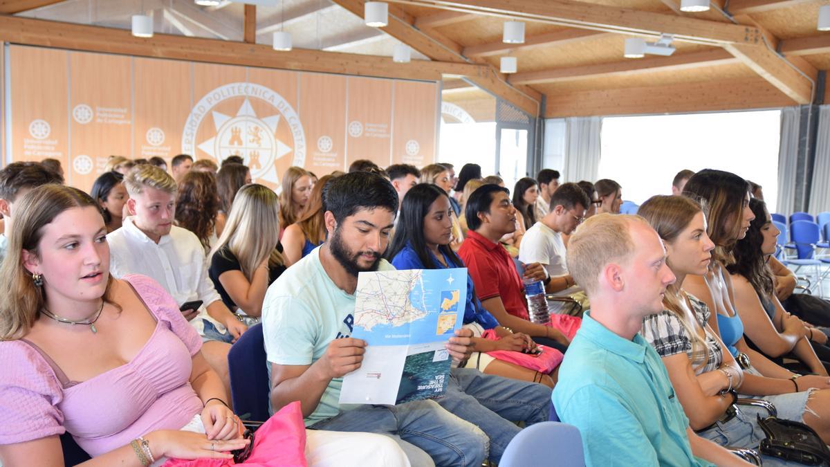 Alumnos Erasmus en su presentación en la Politécnica