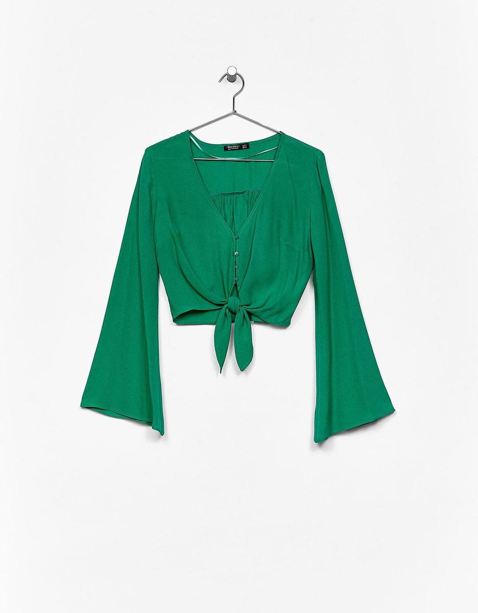 Amarás el verde por encima de todo: Blusa manga acampanada, de Bershka (15,99 euros)