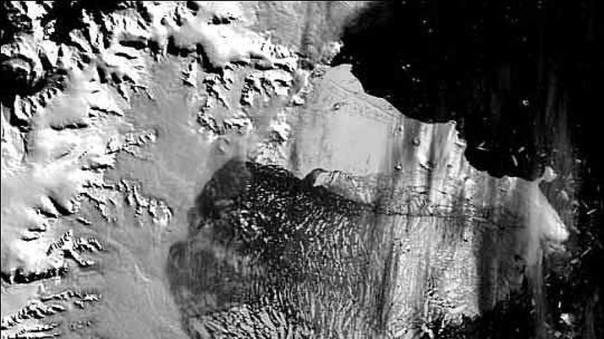 Imagen satelital de archivo del 5 de marzo de 2002 de una sección de la Antártida separada de la zona continental a consecuencia del deshielo. El calentamiento global en la Antártida ha cubierto en los últimos 50 años una zona mucho más amplia de lo que se creía hasta ahora, según datos de satélites difundidos por la NASA. EFE/NASA