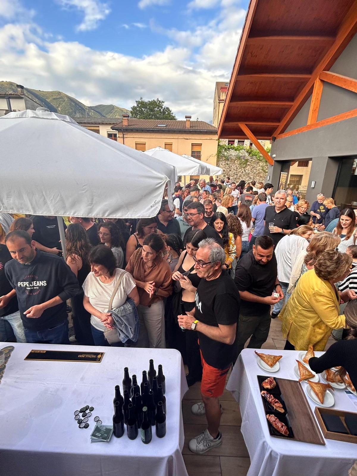 Un momento de la presentación de la nueva cerveza 'Dos Cabezas'.
