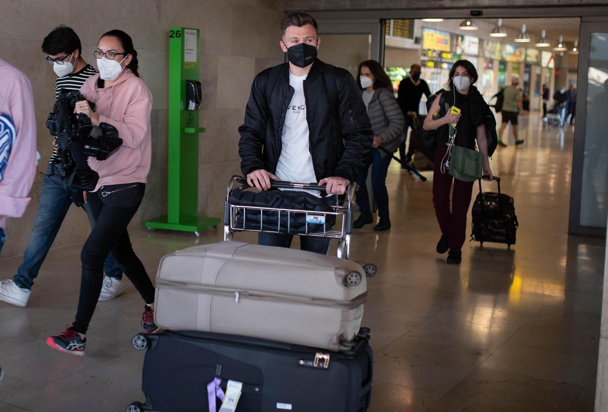 Llegada a la Isla de los nuevos jugadores del CD Tenerife