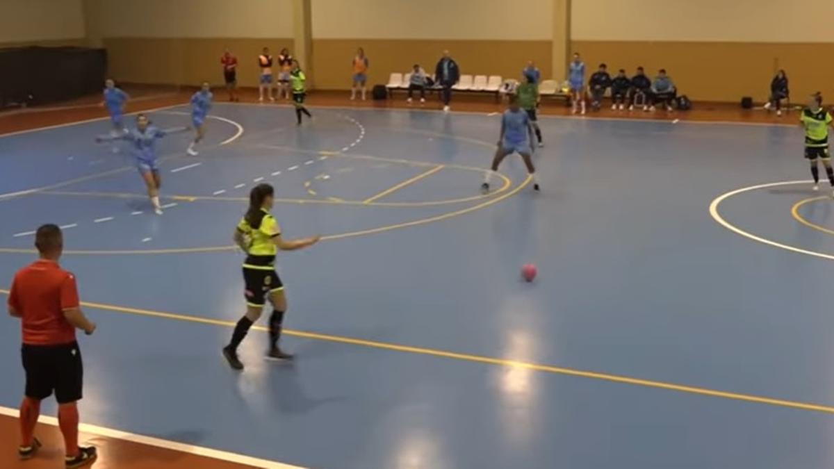 Un momento del partido Estrela-Marín Futsal en Padrenda