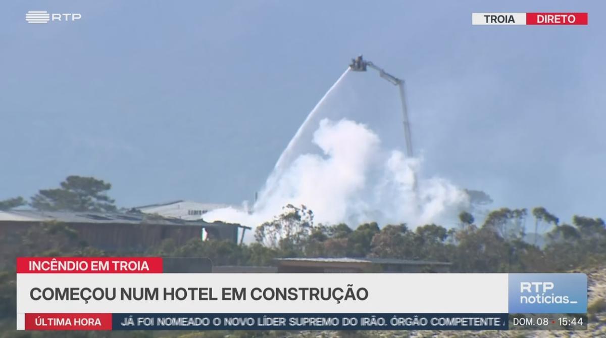 Imagen de la RTP lusa de las labores de extinción en el resort de Sandra Ortega en Troia