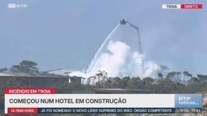 Imagen de la RTP lusa de las labores de extinción en el resort de Sandra Ortega en Troia