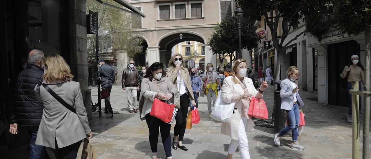 Ciudadanos con mascarilla el sábado a mediodía en la calle Colom de Palma