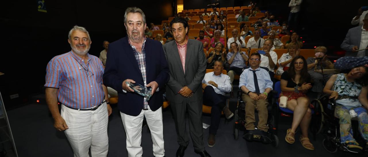 Juan Alberto Belloch, en el centro, y Juan Ibáñez, a la derecha, este domingo en el Acuario de Zaragoza.