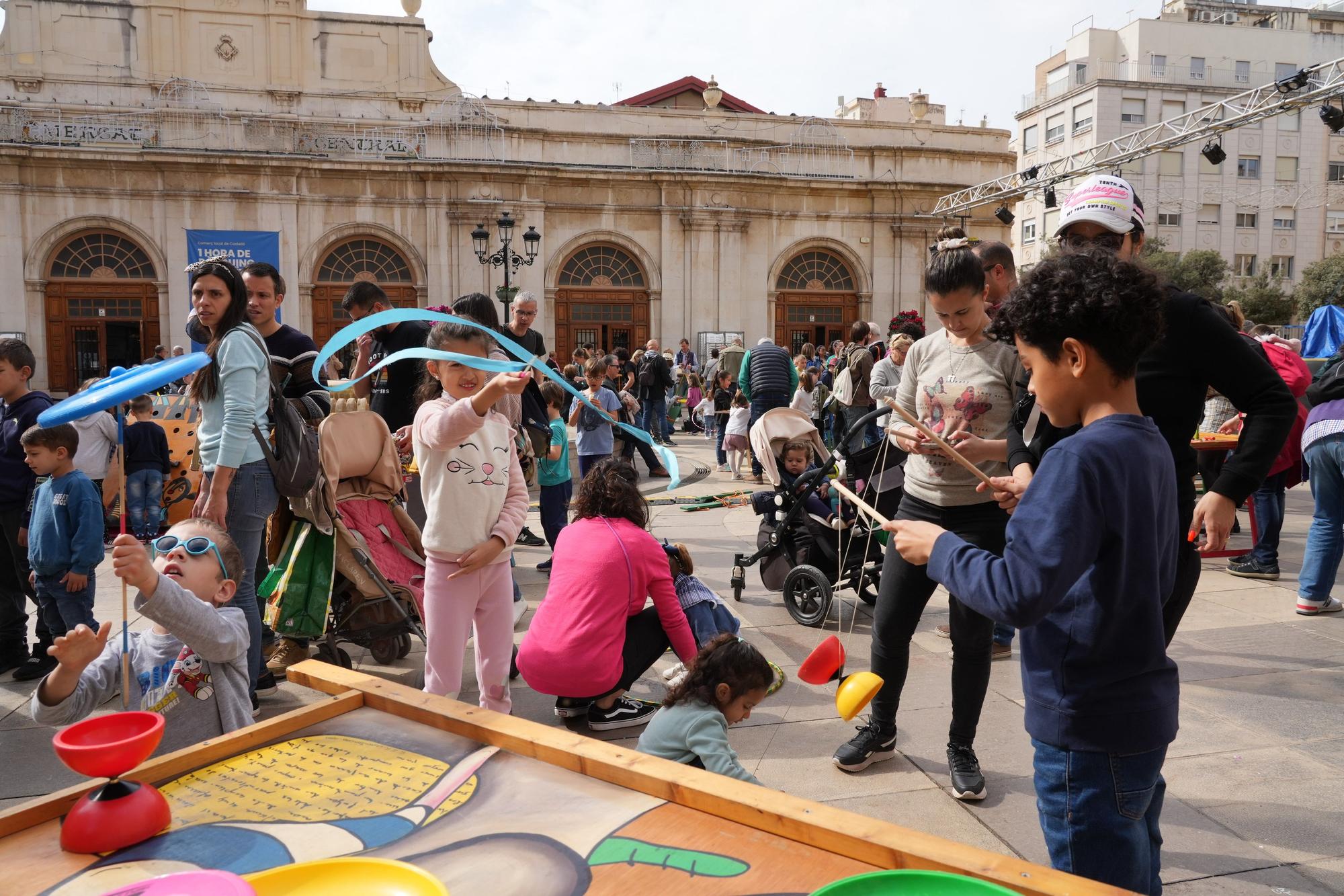 Galería de fotos: Los más pequeños se divierten jugando en la Plaza Mayor de Castelló