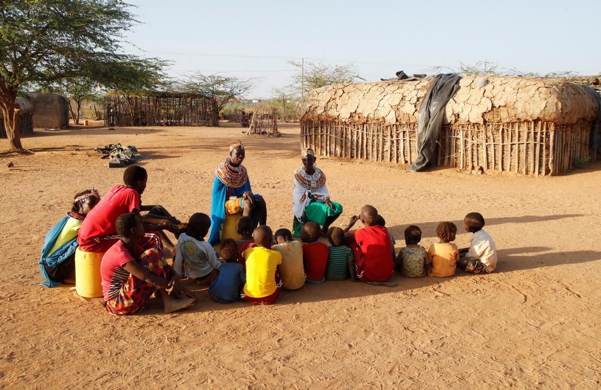 Las mujeres de la tribu Samburu que escaparon de la mutilación genital femenina y otros tipos de violencia de género hacen adornos tradicionales en la aldea de Umoja donde los hombres están restringidos, en Kenia