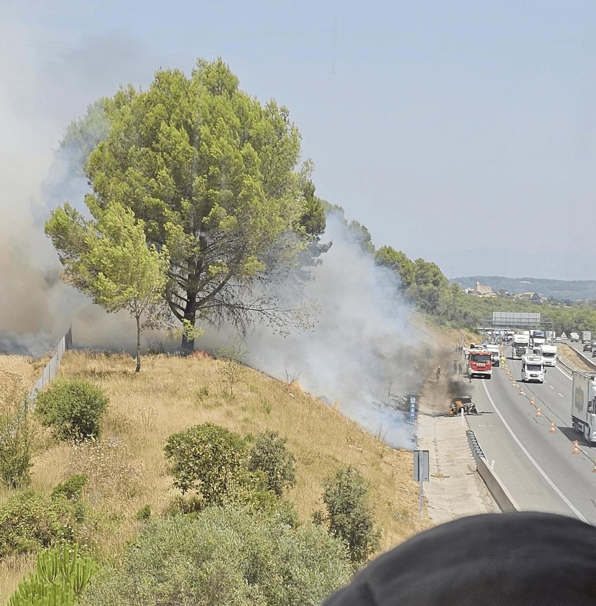 L'incendi de vehicle a l'AP-7 que ha saltat fora de la via a Bàscara.