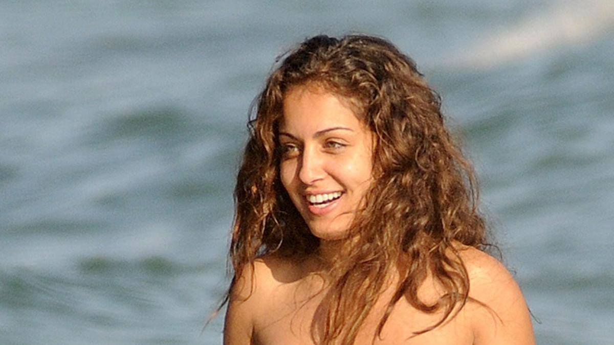 Hiba Abouk a lo 'Vigilantes de la playa'