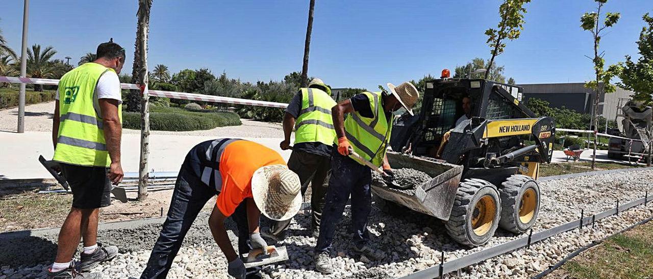 Obras de construcción del circuito de running en el campus de Elche durante esta semana.