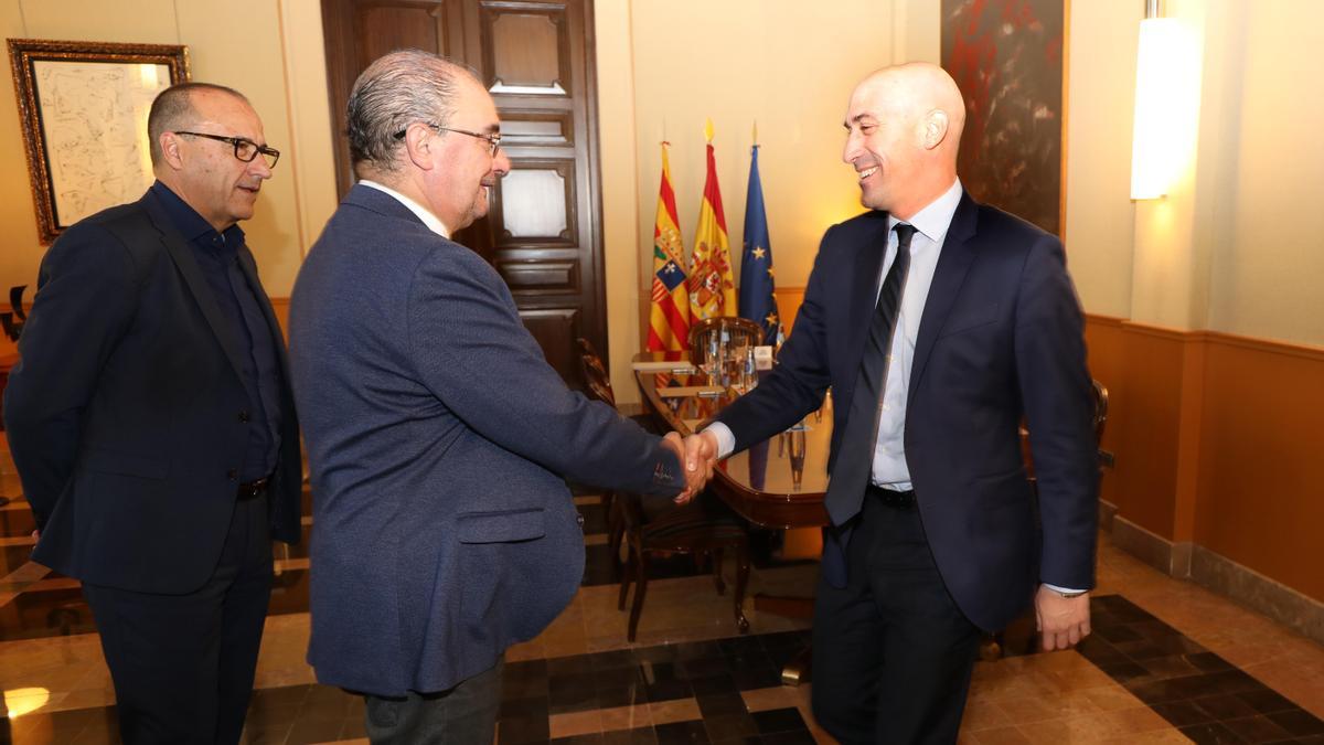 Javier Lambán saluda a Luis Rubiales en la última visita del presidente de la Federación Española a Zaragoza.