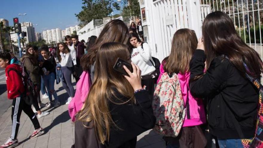 Alumnos a la puerta de uno de los institutos de Secundaria de la provincia.