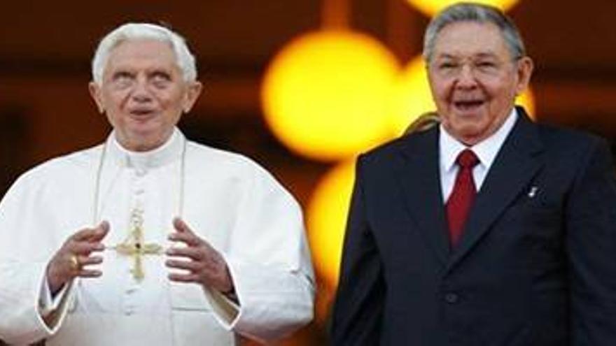 El Papa se reúne con Raúl Castro durante más de media hora