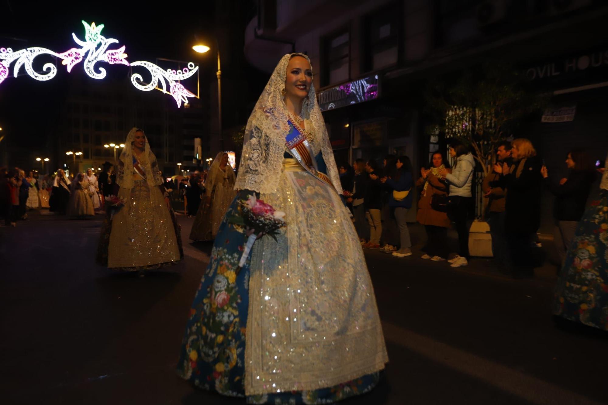 Laura Mengó y su corte coronan la ofrenda a la Virgen