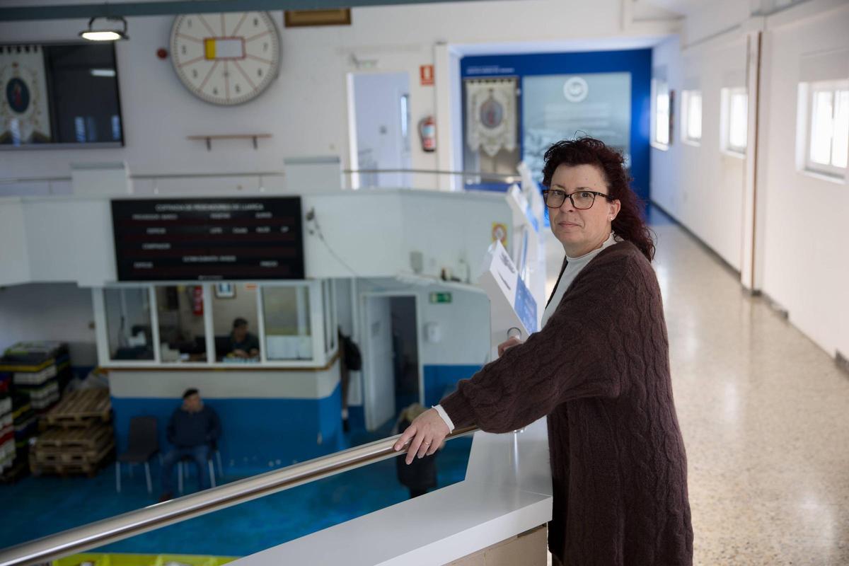 Elvira García, en la planta primera de la sede de los pescadores de Luarca, donde se muestra una exposición que informa de la historia de la cofradía y lonja.