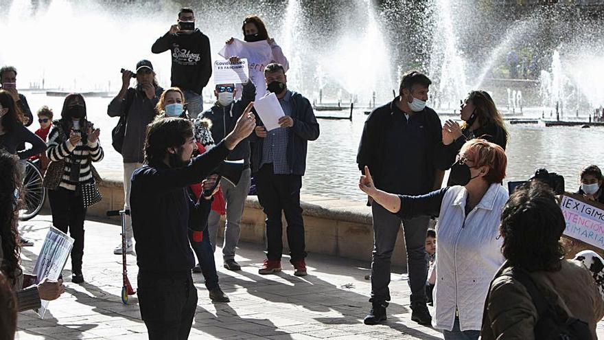 Negacionistes de la pandèmia de covid-19 en una protesta a València  | ARXIU/DANIEL TORTAJADA