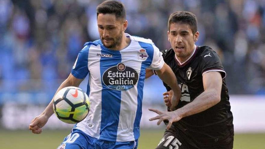 Andone protege el balón durante el partido de ayer.