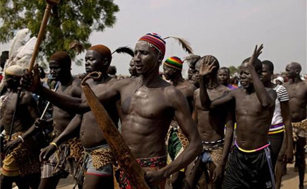 Sudanesos del sud, de la tribu dinka, participen en una celebració d’assaig per commemorar la independència de la capital del Sudan del Sud, Juba.