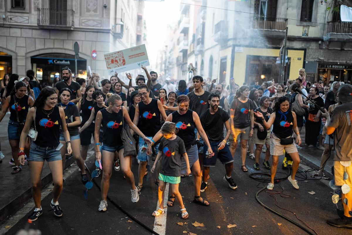 Vecinos y participantes celebran en la plaza Rovira el premio obtenido por su decoración durante la Festa Major de Gràcia