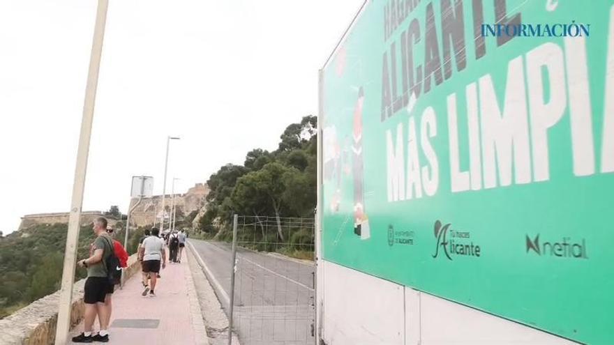 Los turistas esquivan las obras en los accesos del Castillo de Santa Bárbara para poder visitar el baluarte