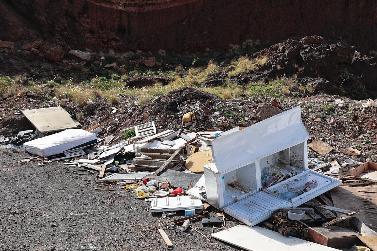 Foto de archivo de colchones y electrodomésticos en un vertedero ilegal de Canarias.