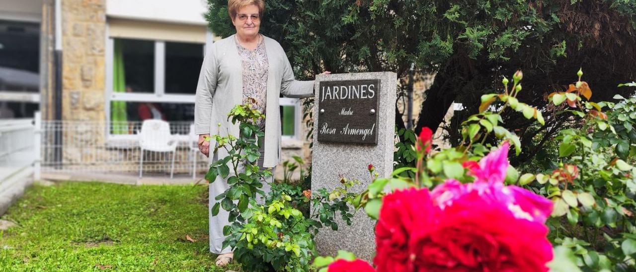 Isabel Albillos, ayer, en el jardín de la residencia Canuto Hevia de Pola de Lena, en el jardín dedicado a la religiosa Rosa Armengol, que dedicó su vida a cuidar de los mayores en el asilo. | A. Velasco