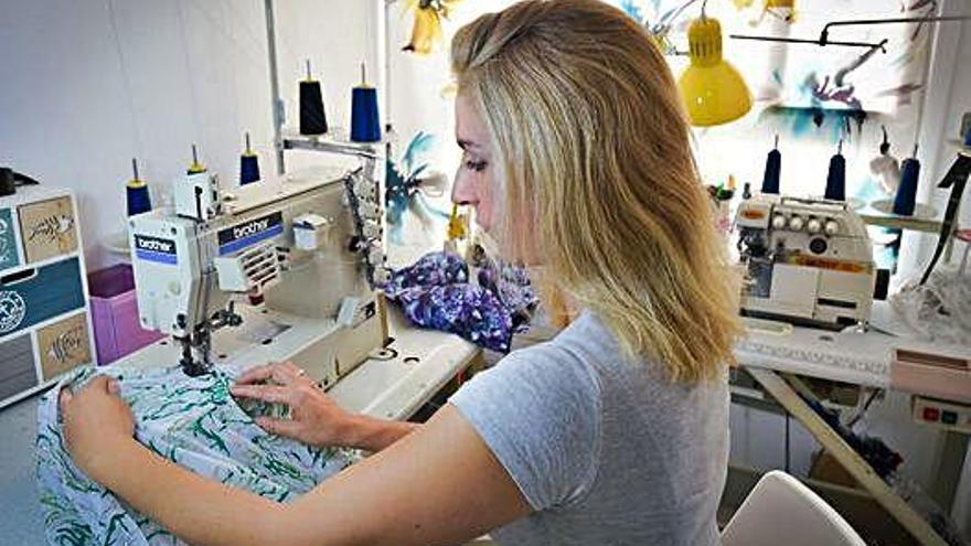 Una mujer trabaja con una máquina de coser.