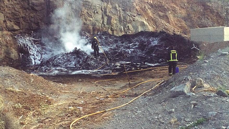 Gran humareda por el fuego en dos montañas de restos de poda en el punto limpio de Balito
