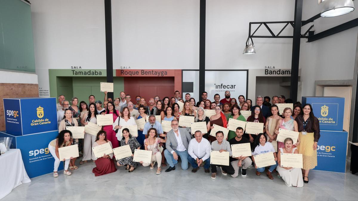 Fotografía de familia de la clausura de la última edición de los programas