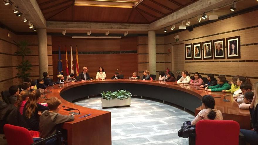 La visita comença a la sala de plens de l&#039;ajuntament.