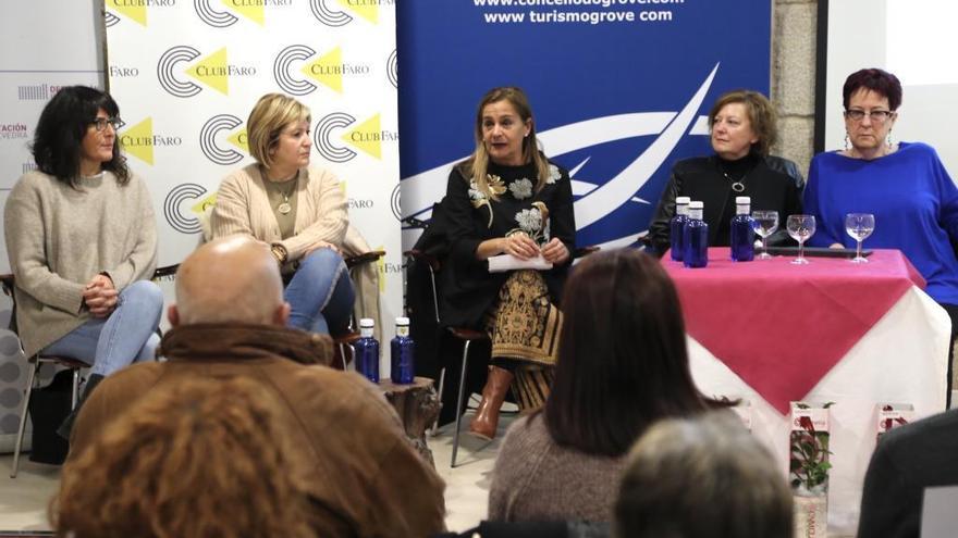 Rita Míguez, Sandra Amézaga, Carmela Silva, María Elsa Vázquez y María Mercedes Álvarez Lires, en la charla ofrecida por el Club FARO en la Sala das Cunchas.