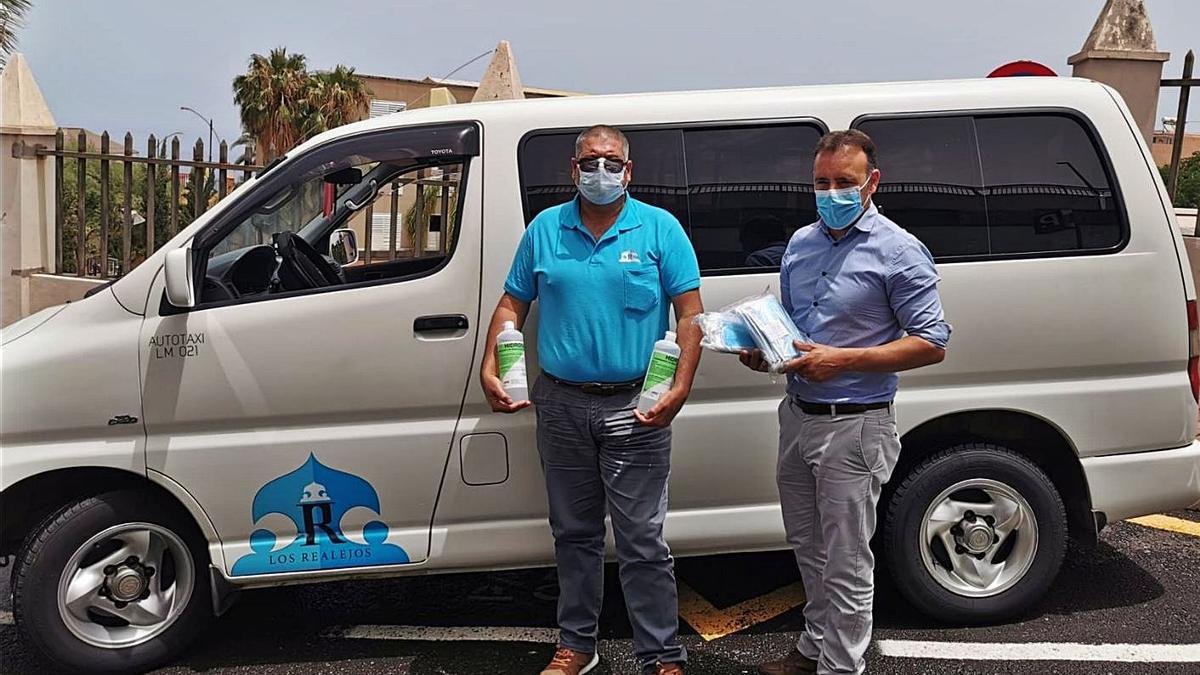 El concejal de Transportes, Alexis Hernández, junto a un taxista.