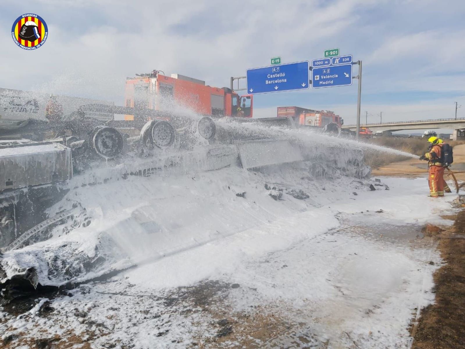 Un fallecido tras volcar e incendiarse el camión frigorífico en el que viajaba en la A-7