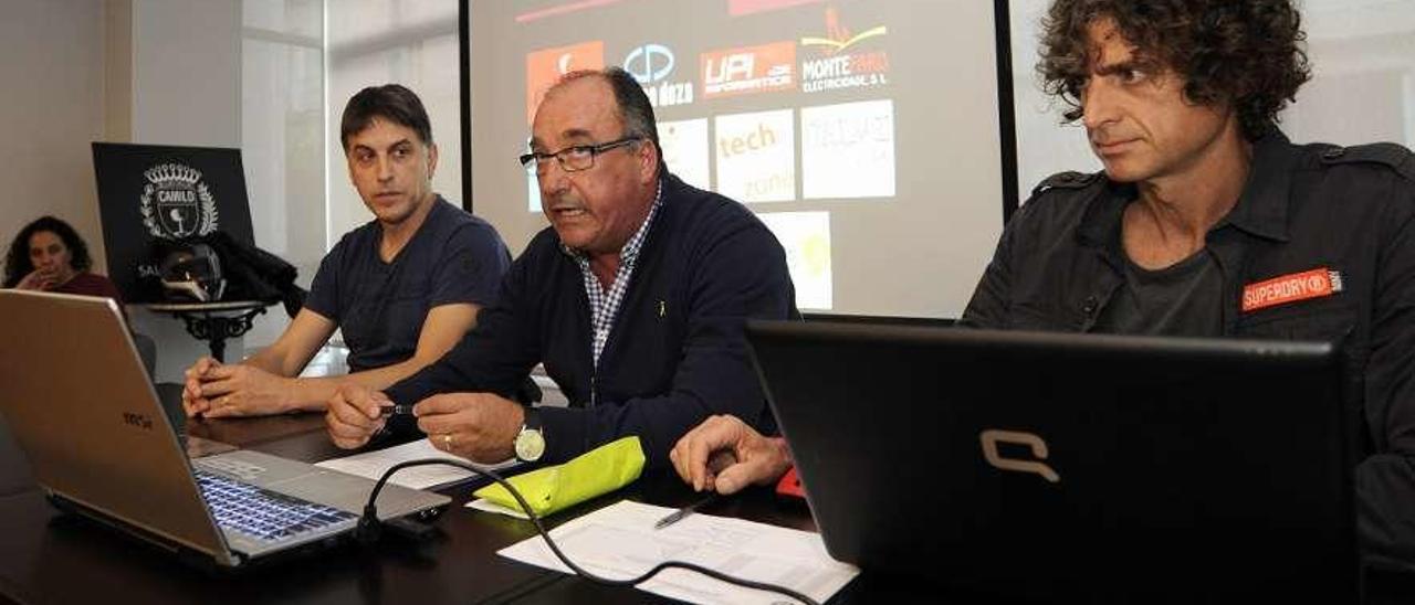 El presidente del Balonmán Lalín, Mario López (centro), en la última asamblea del club. // Bernabé/Javier Lalín