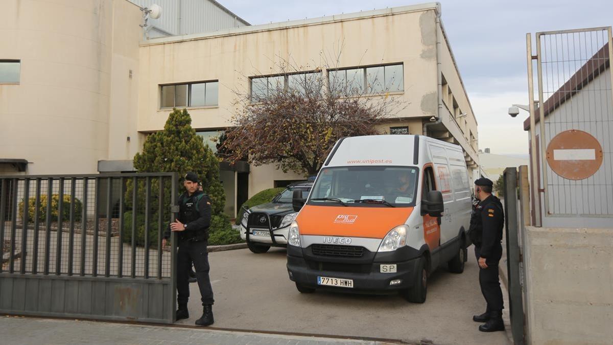 Agentes de la Guardia Civil en el registro de la sede de Unipost en L'Hospitalet, este jueves.