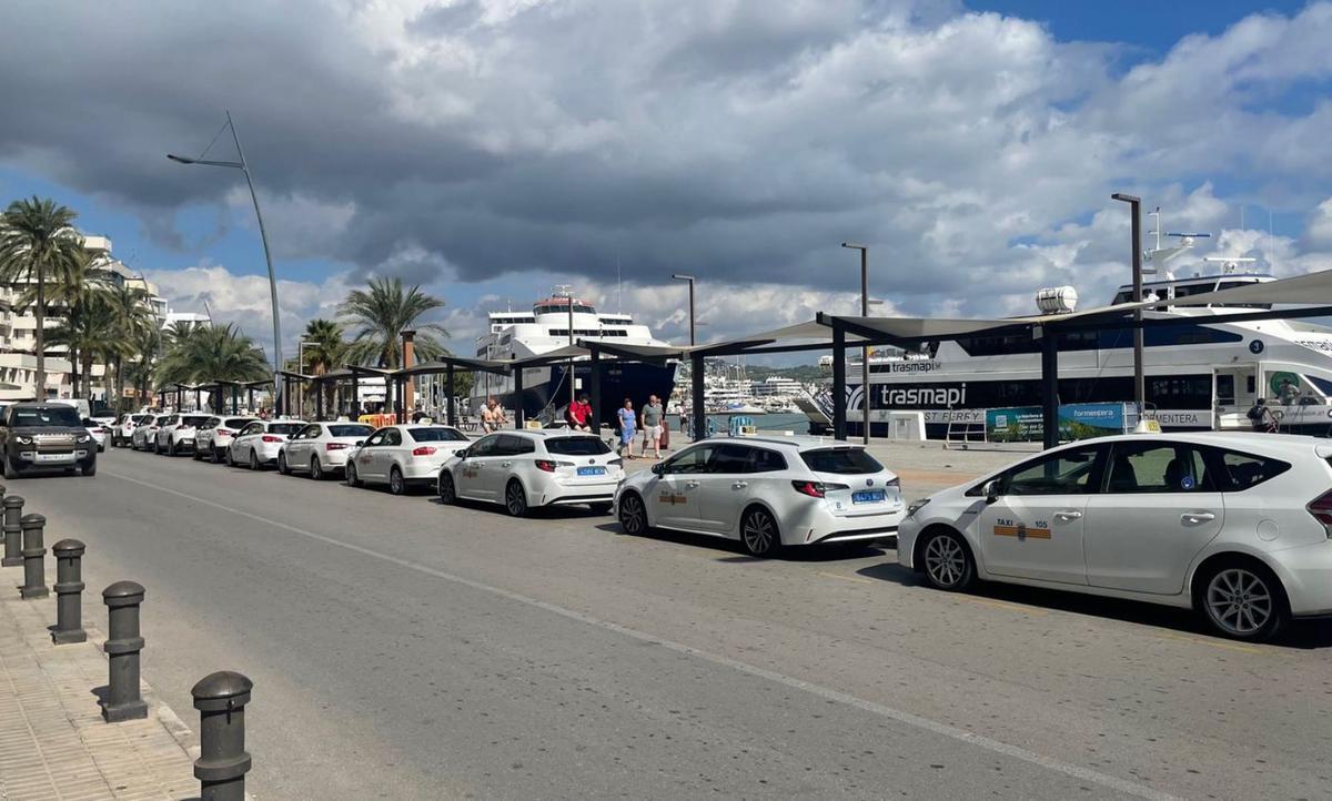 Concentración de taxis en la parada de la avenida Santa Eulària a la misma hora. | D. I.