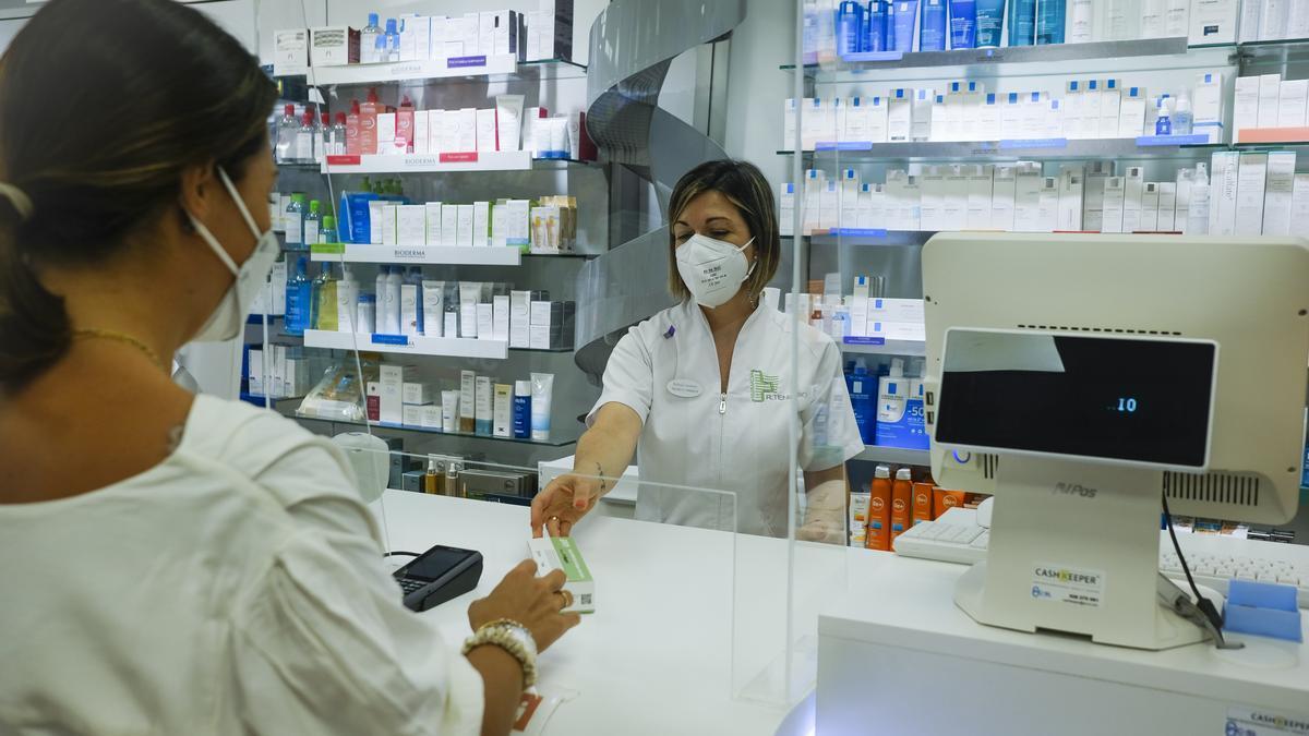 Venta de test de antígenos en una farmacia de Canarias.