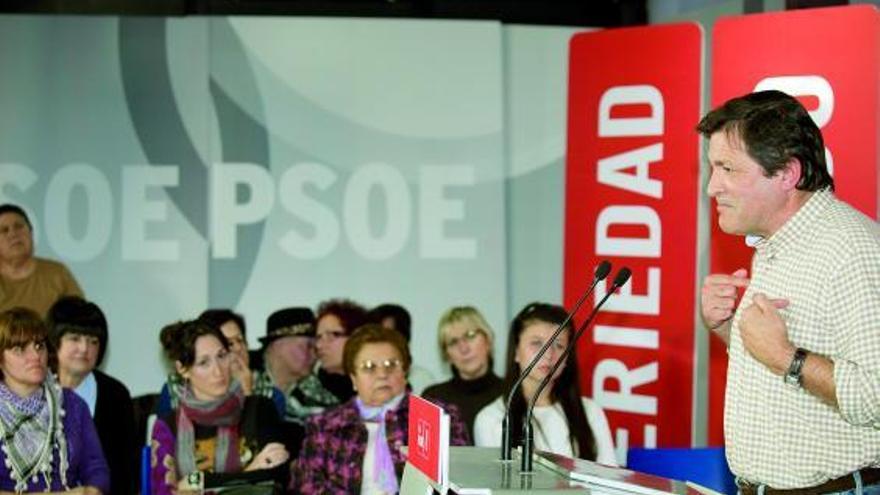 El candidato socialista, Javier Fernández, en un momento del mitin en el centro social de El Entrego.
