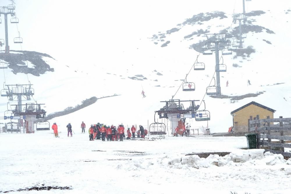 Esquiadores en el décimo aniversario de Fuentes de Invierno